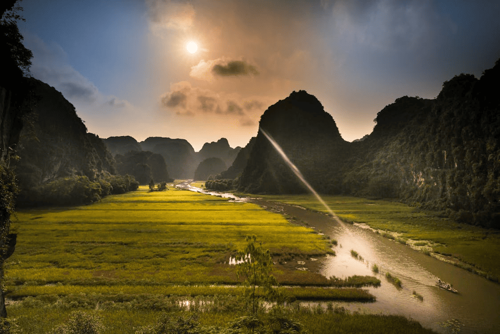 Golden hour magic: Watch the sun melt behind Ninh Binh’s limestone mountains from the summit (Source: Pexels)
